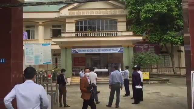 Giây phút vỡ òa của trường hợp mắc Covid-19 đầu tiên ở Hà Tĩnh được xuất viện