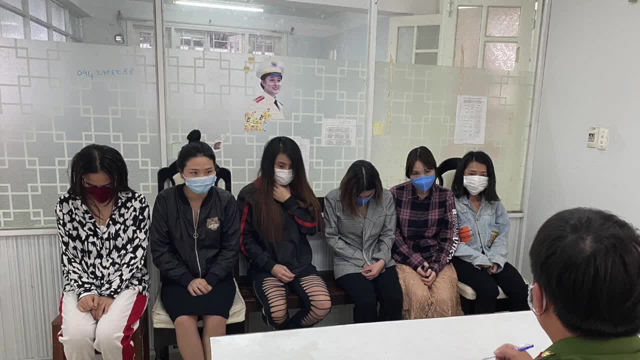 Phá đường dây mại dâm trong mùa Covid-19