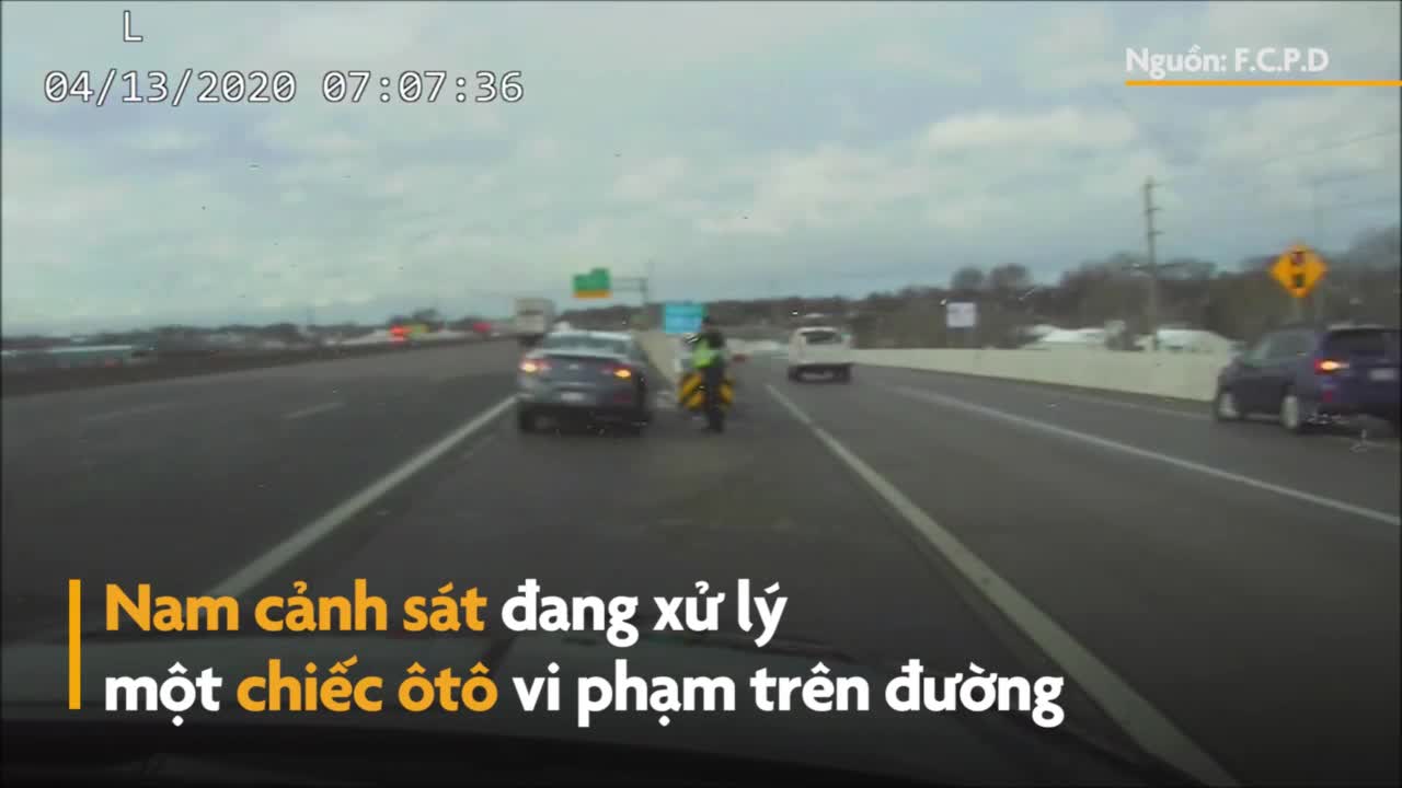 Cảnh sát phản xạ nhanh như chớp, thoát tai nạn chỉ trong gang tấc