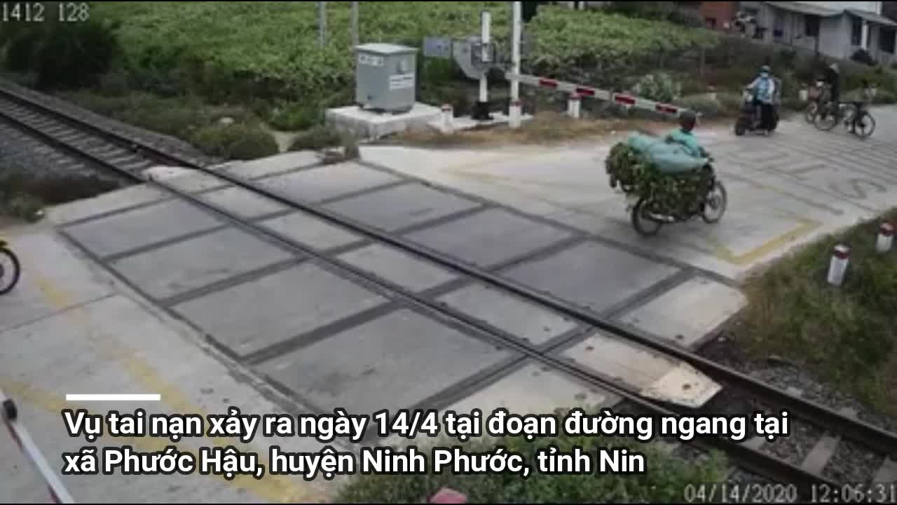 Cố vượt qua đường ray, người phụ nữ bị tàu hỏa tông trúng
