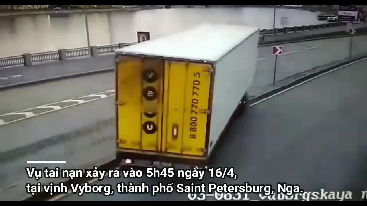 Xe tải lao qua dải phân cách, tông sập rào chắn rồi lao thẳng xuống sông