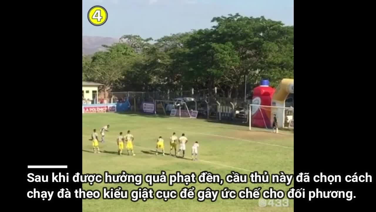 Clip: Chạy đà sút penalty kiểu giật cục, cầu thủ nhận ngay kết đắng