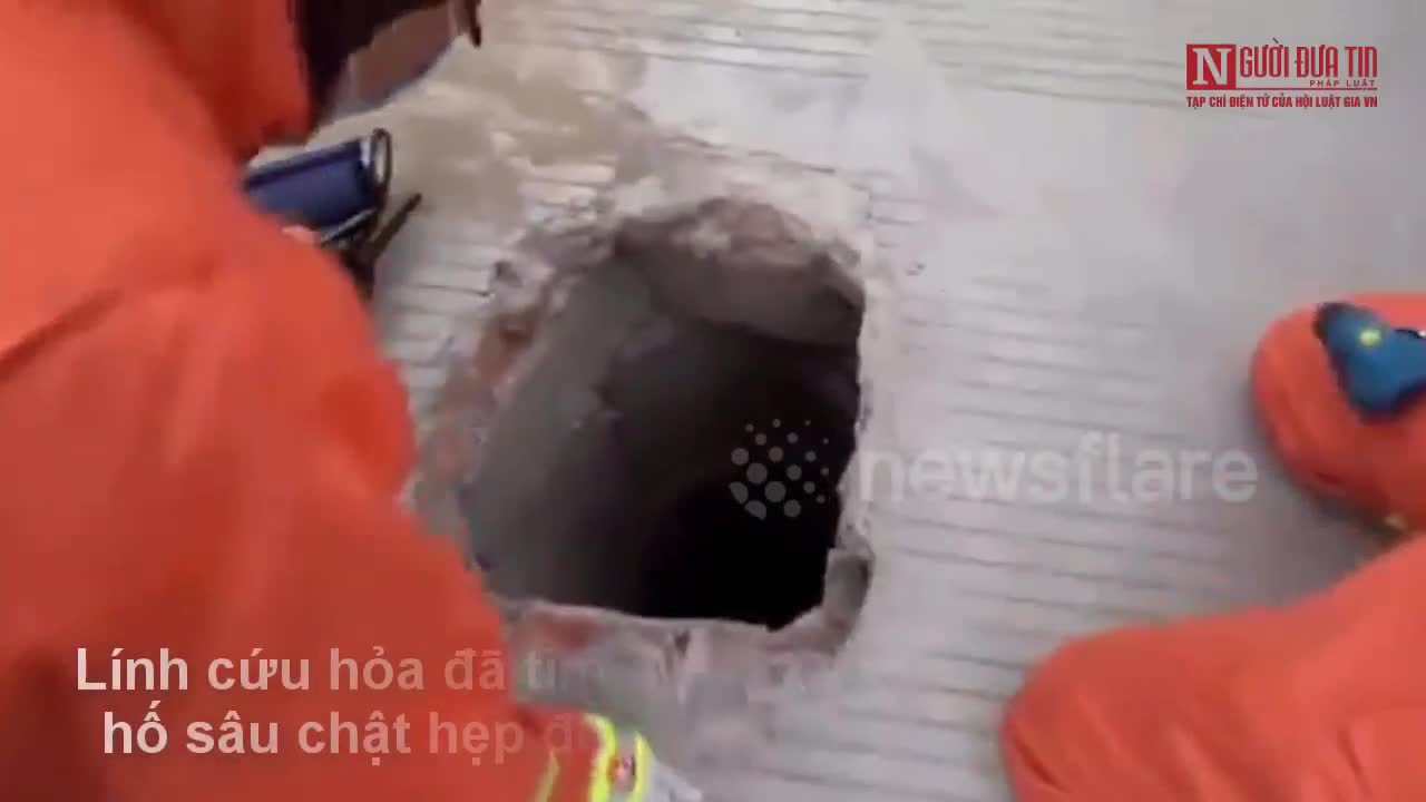 Hồi hộp xem giải cứu bé trai 3 tuổi rơi xuống hố sâu