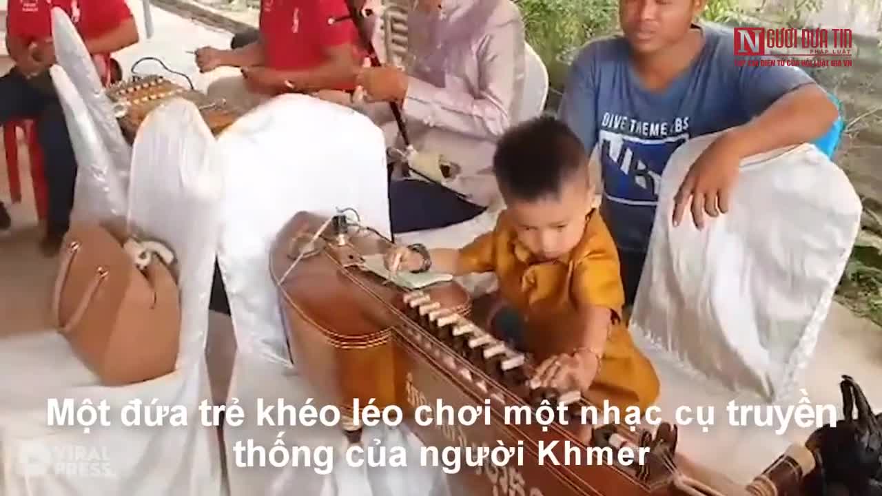 Bé trai 3 tuổi chơi nhạc cụ truyền thống điêu luyện như nghệ nhân