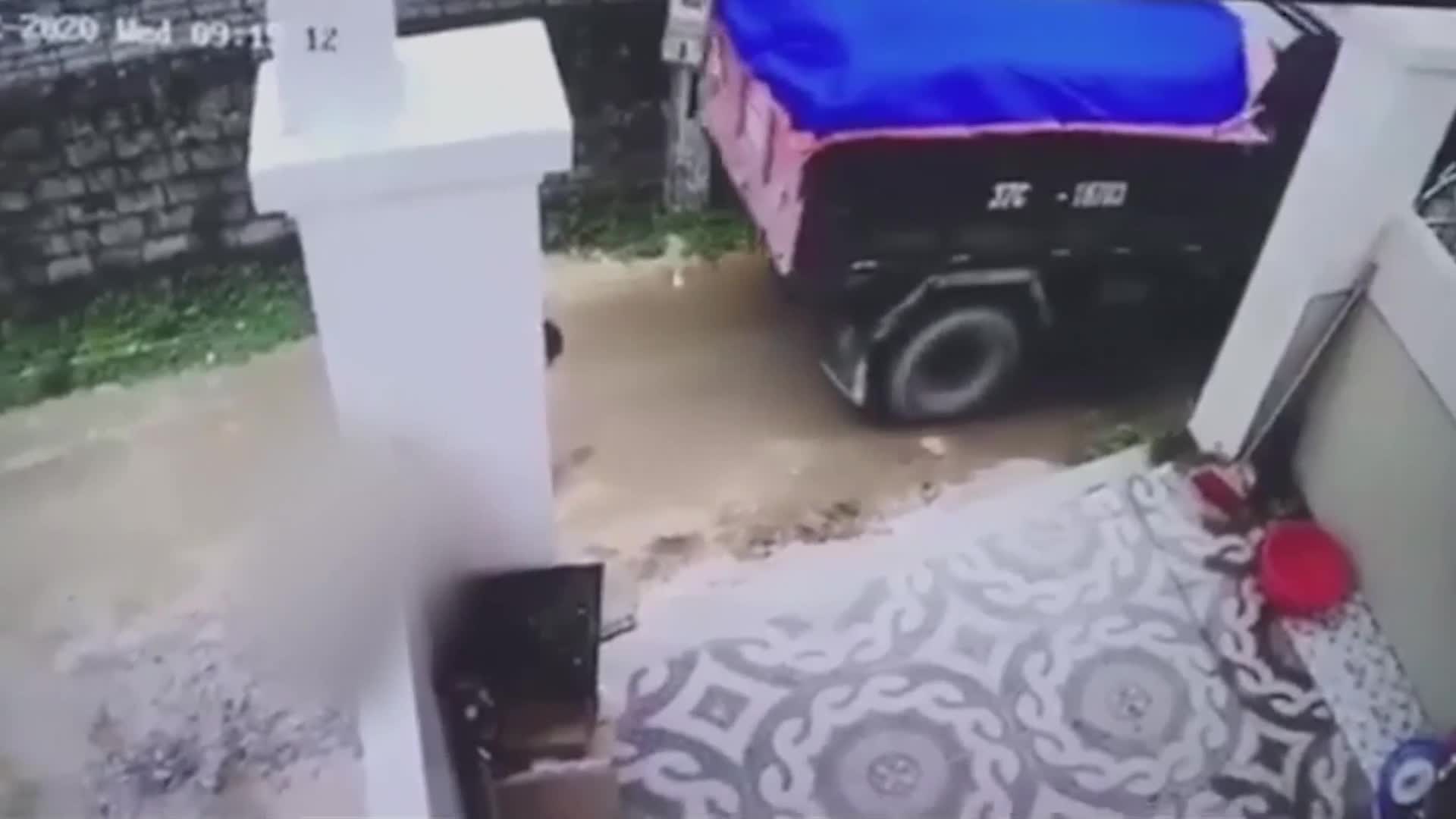 Tài xế xe tải cán chết bé trai rồi xóa hiện trường