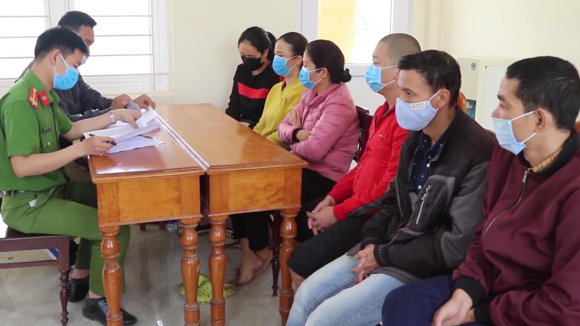 Bắt quả tang nhóm đối tượng đang thi nhau sát phạt trên chiếu bạc