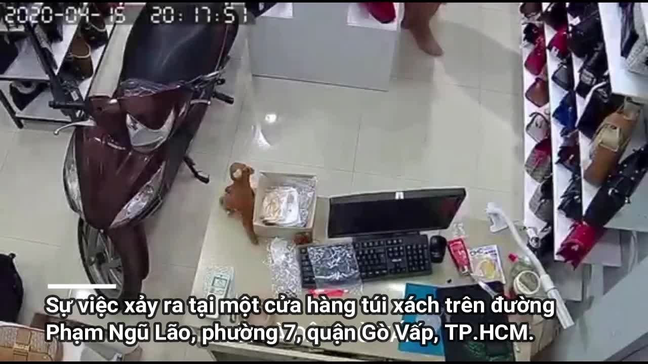 Clip: Đi SH trộm điện thoại trong cửa hàng túi xách, đôi nam nữ bị bắt tại trận