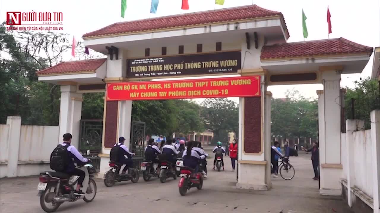 Học sinh đi học trở lại