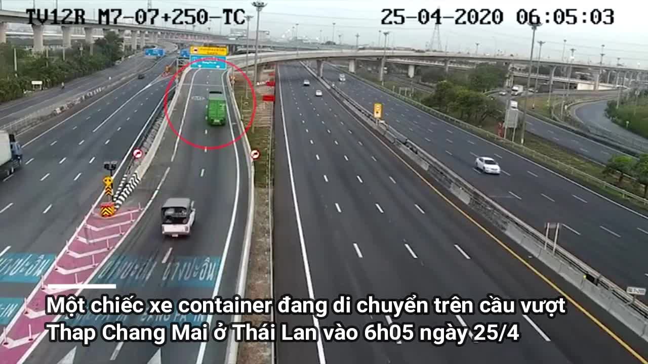 Kinh hoàng cảnh container lật nghiêng, rơi khỏi cầu vượt xuống đường cao tốc
