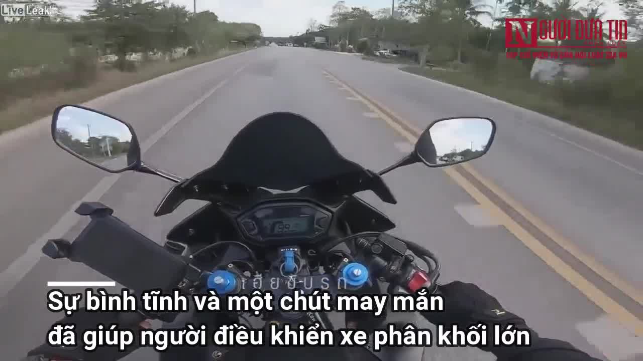 Mô tô phân khối lớn thoát nạn trong gang tấc