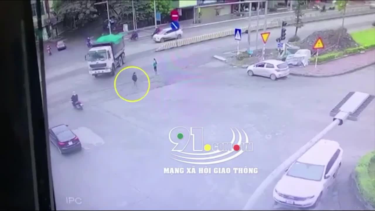 Xe ben quay đầu cuốn cô gái trẻ vào gầm rồi cán trúng 2 chân