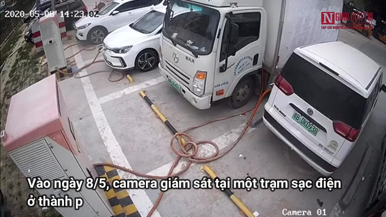 Ô tô điện phát nổ, bốc cháy ngùn ngụt gây hỏa hoạn lớn
