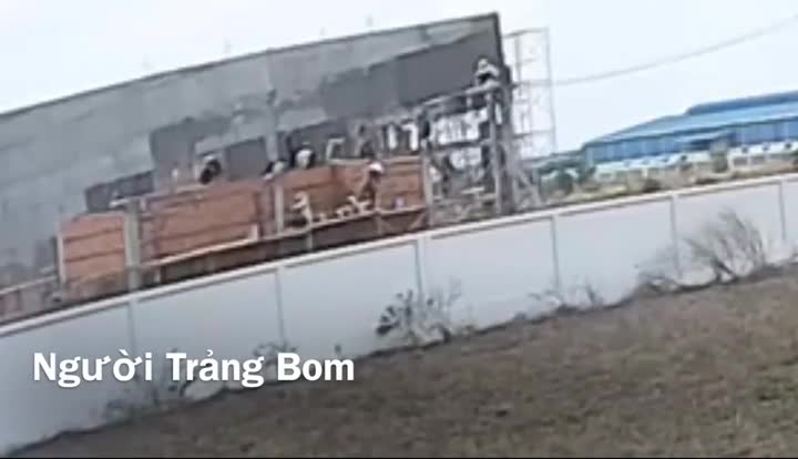 Kinh hoàng khoảnh khắc bức tường rào đổ sập làm 10 người chết ở Đồng Nai