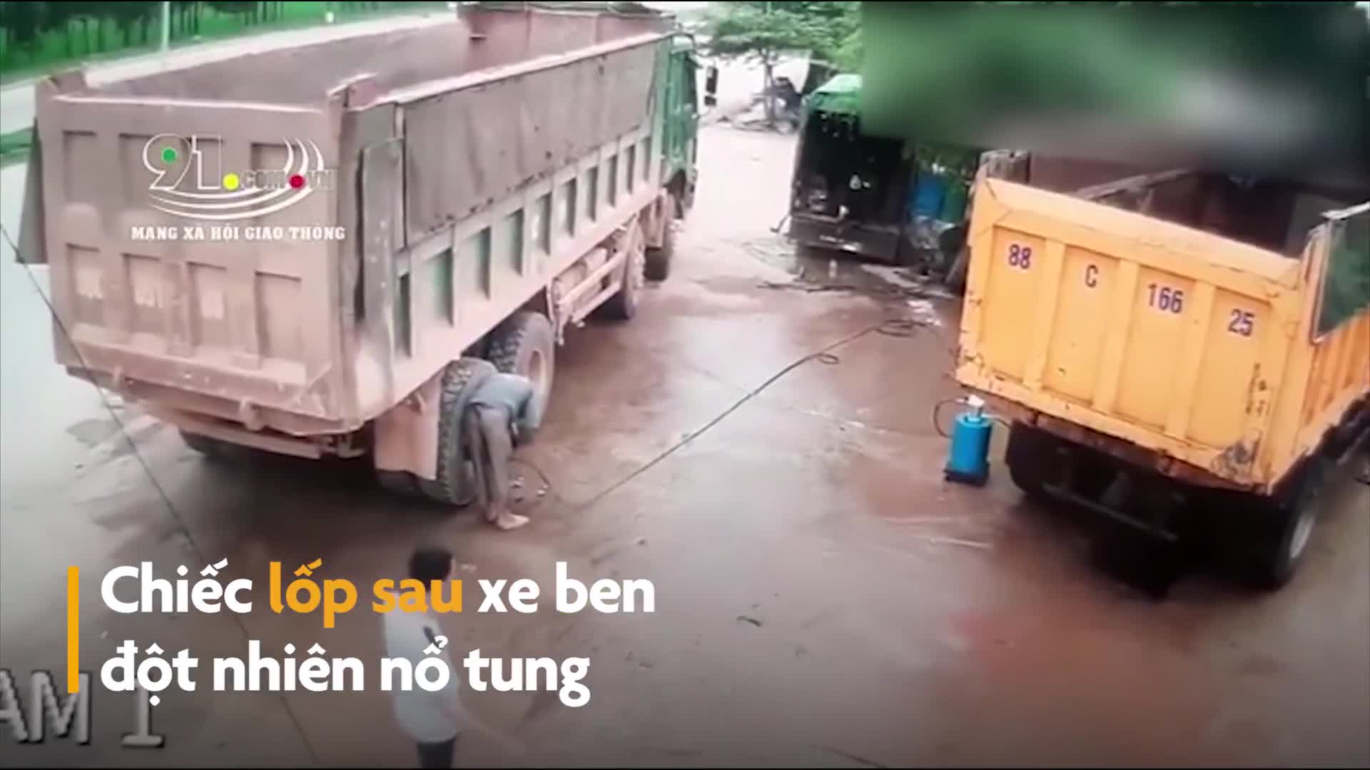 Kinh hãi cảnh lốp xe ben phát nổ khiến người đàn ông văng ra xa