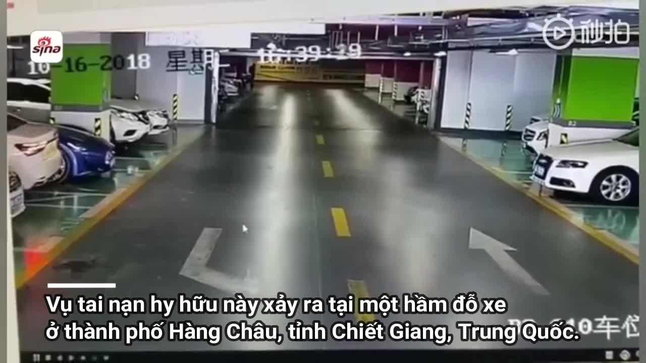 Clip: Lùi ô tô đâm hỏng 3 xe sang, nữ tài xế vẫn ung dung bỏ đi