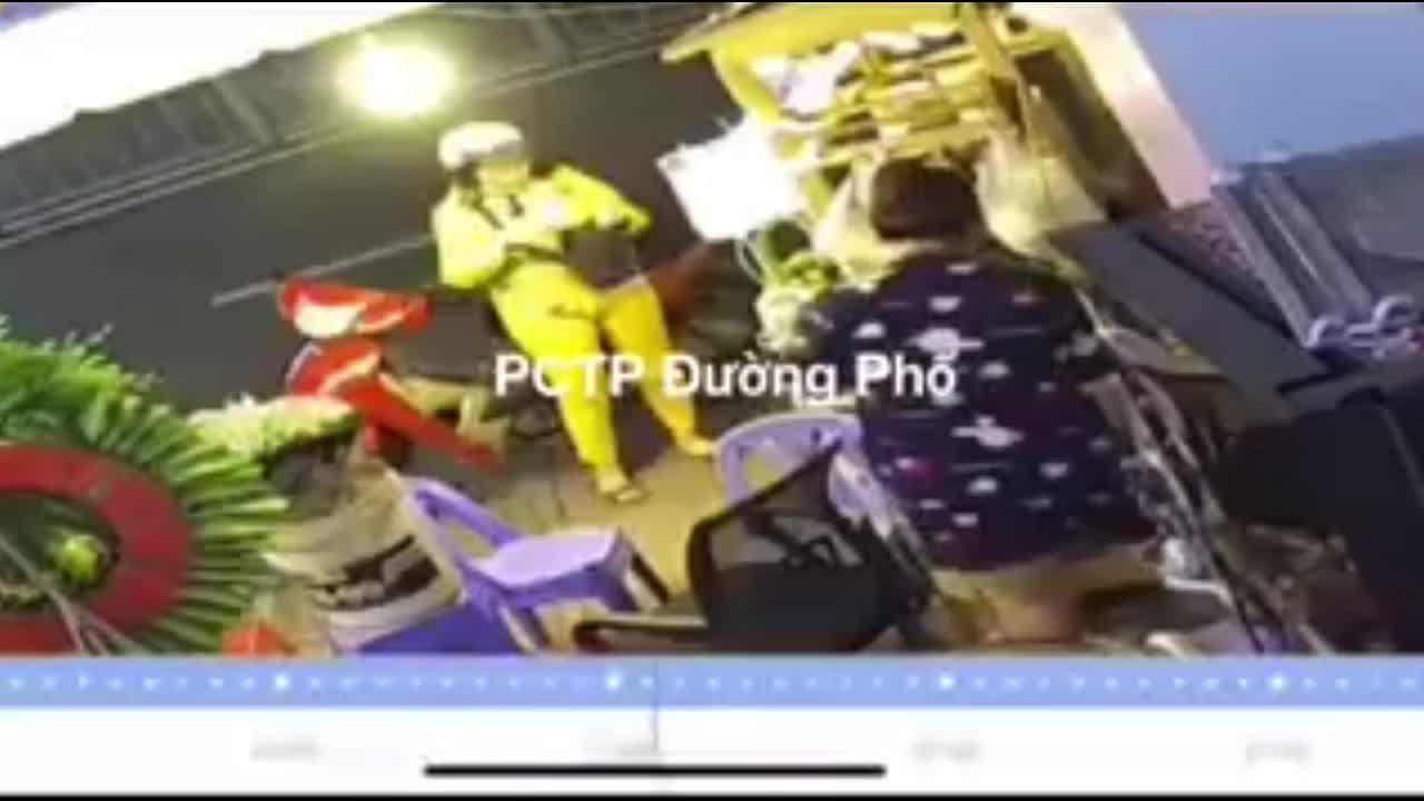 Clip: Nữ quái ra tay trộm điện thoại nhanh như chớp trong cửa hàng trà sữa