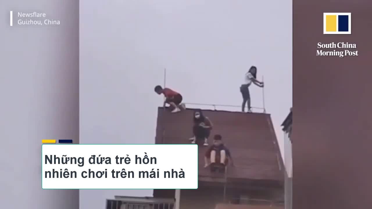 Đứng tim chứng kiến 4 em nhỏ leo mái nhà chung cư 32 tầng