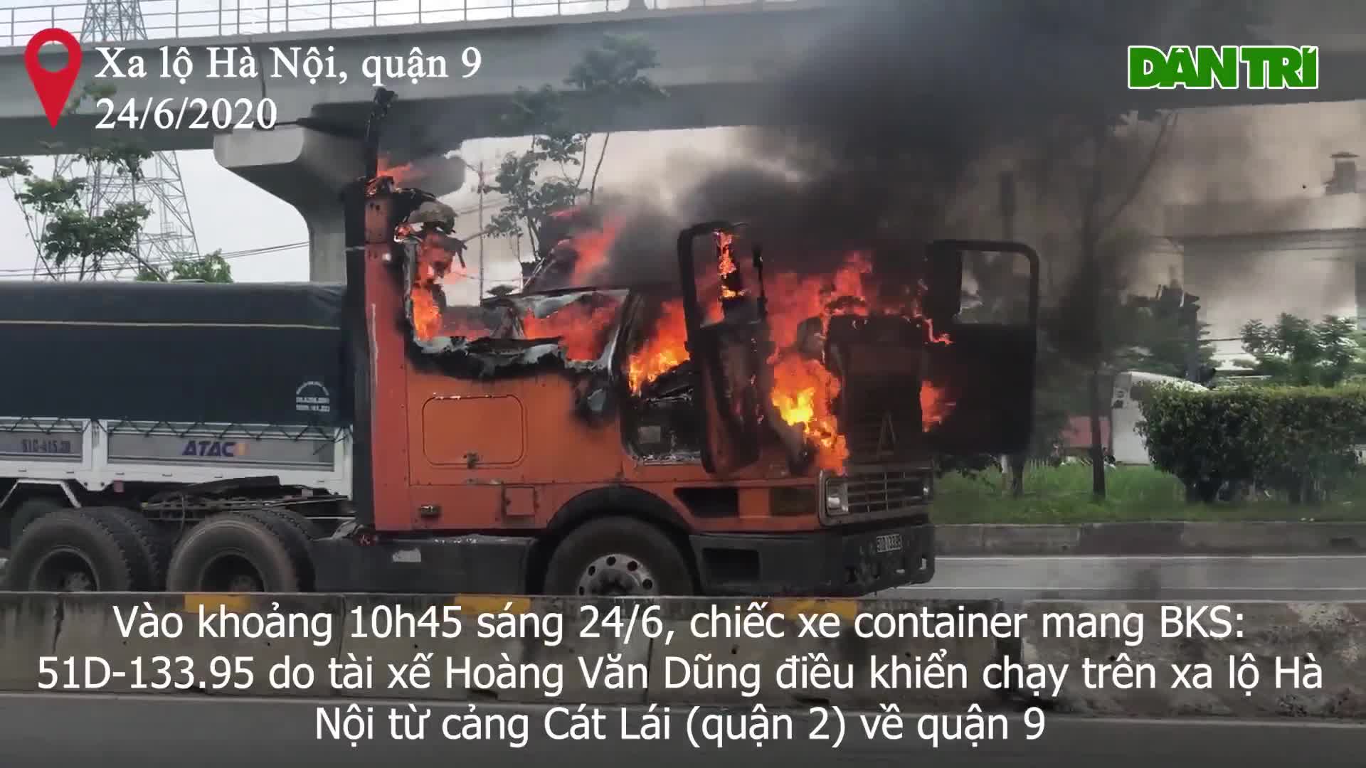 Xe container đang chạy trên xa lộ, tài xế phải dừng khẩn cấp bỏ chạy 