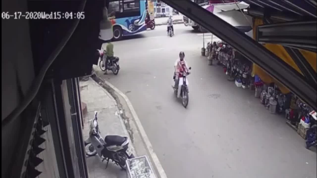 Clip: Cố lách sang đường, hai mẹ con bị container tông trúng