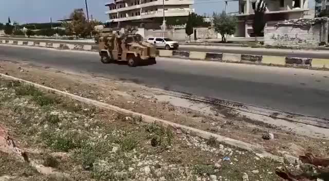 Xe quân sự của Nga bị tấn công trên đường tuần tra cao tốc ở Syria