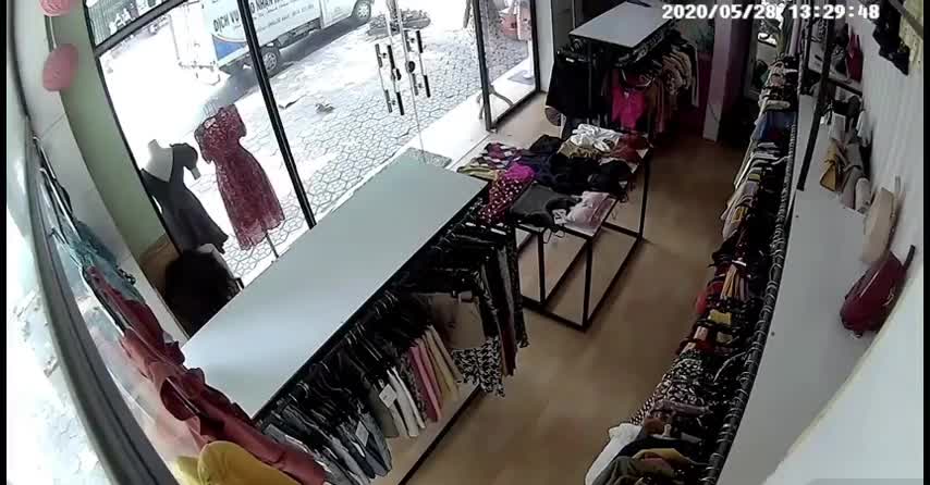 Clip: Vừa đóng cửa, kính cường lực bất ngờ nổ tung khiến người đàn ông hết hồn