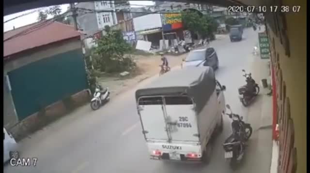 Xe tải chạy lấn làn, đâm đồng nghiệp văng xa hàng chục mét