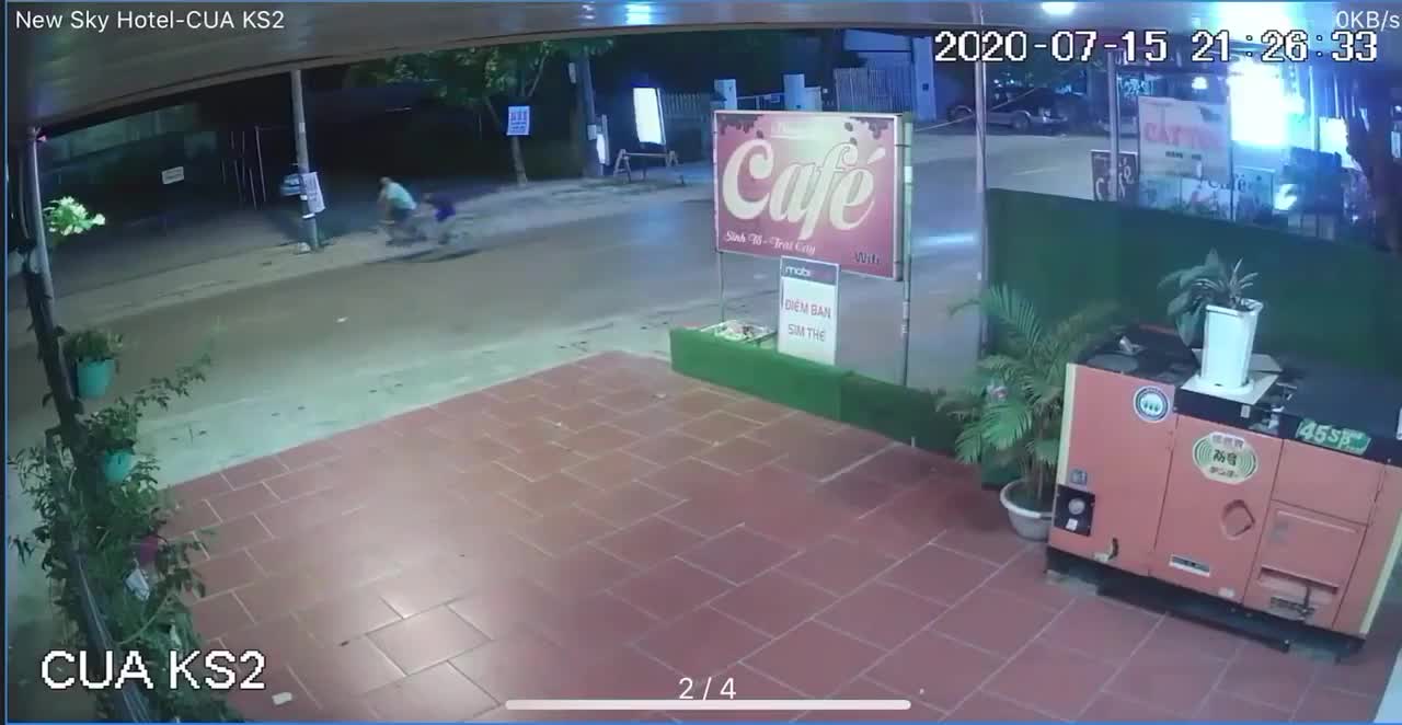 Sang đường bất cẩn, xe máy tông nhau kinh hoàng ngay giữa đường