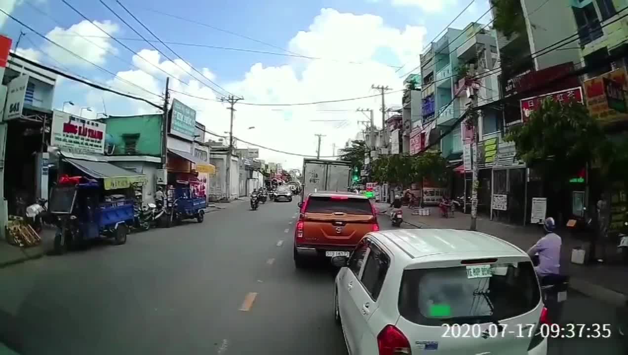 Sang đường bất cẩn gây tai nạn liên hoàn, đôi nam nữ nhanh chân bỏ chạy