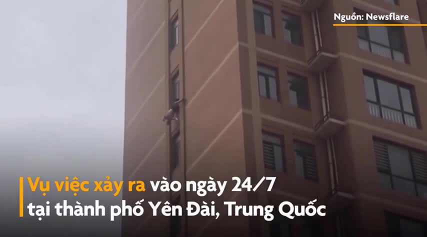 Giải cứu cụ ông mắc kẹt ở cửa sổ tầng 10