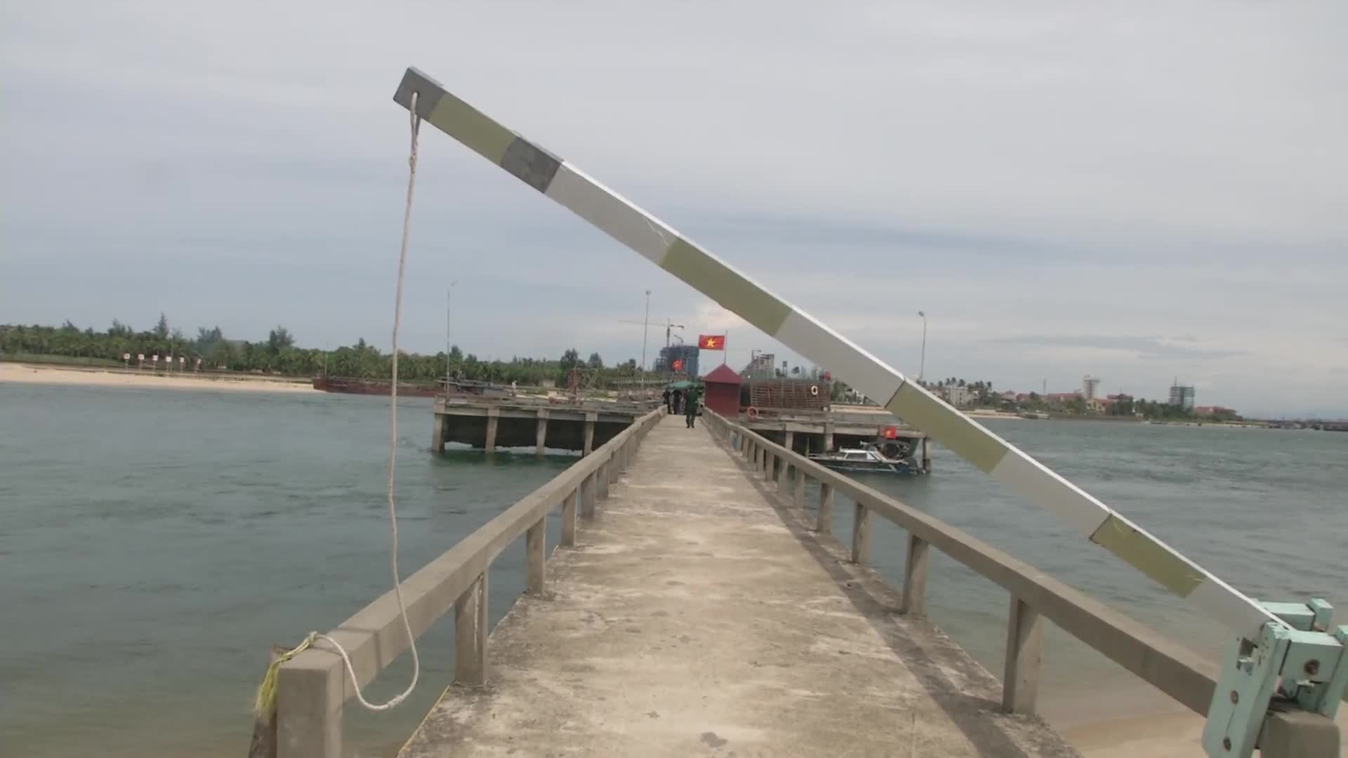 Cứu 8 thuyền viên bị chìm tàu vào bờ an toàn