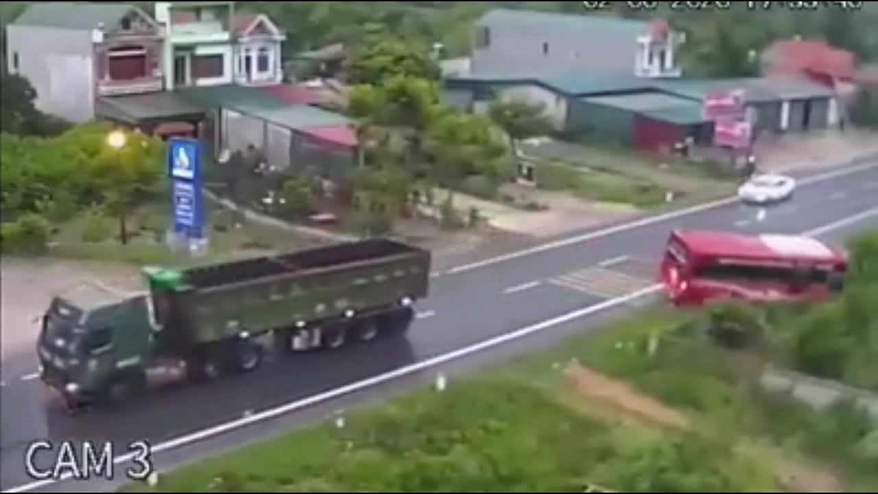 Xe tải vượt ẩu ép xe khách lao xuống vệ đường, nhiều người thoát chết
