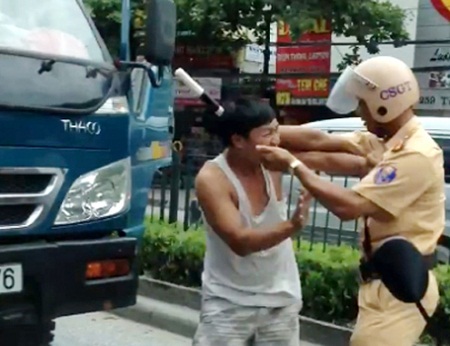 Xã hội - 'Xử lý nghiêm' CSGT đánh dùi cui vào mặt tài xế