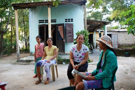 Pháp luật - Quặn lòng “xóm không chồng” mưu sinh trên lưng “thần chết”