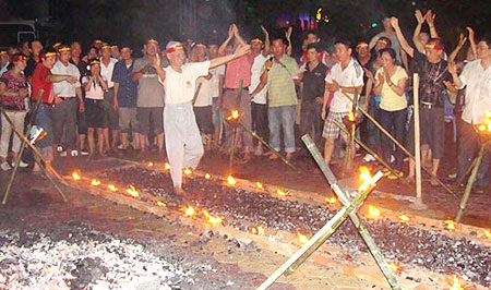 Pháp luật - 'Siêu nhân” đi trên thủy tinh, lửa và nói chuyện với cây