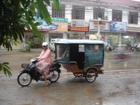 Pháp luật - Muôn nẻo mưu sinh của lái tuk-tuk Việt tại Campuchia