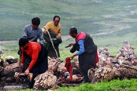 Pháp luật - Nghi lễ “chôn cất ngoài trời” lạnh người của người Tây Tạng