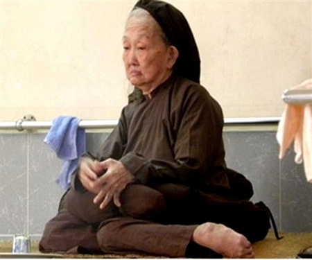 Xã hội - Cụ già có 'mái tóc tiên' chữa được bách bệnh? (Hình 2).