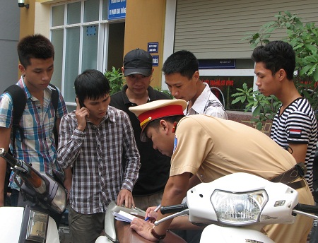 X&atilde; hội - Cảnh s&aacute;t ra tay trấn &aacute;p &ldquo;qu&aacute;i xế&rdquo; tuổi teen