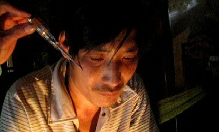 Sự kiện - 'Kỳ nh&acirc;n' miễn nhiễm điện, huấn luyện tr&acirc;u đ&aacute; b&oacute;ng (H&igrave;nh 2).