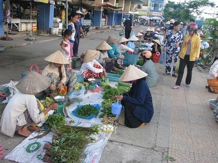 Lạ & Cười - Ngồi chồm hổm, nét truyền thống của Sài Gòn và Nam bộ xưa