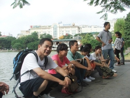 Sự kiện - Người Việt nên xấu hổ khi người nước ngoài nhặt rác Hồ Gươm (Hình 2).