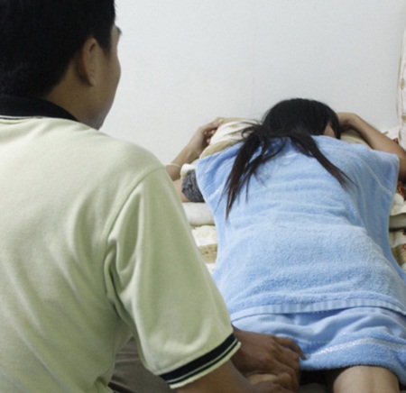 Xã hội - Nhân viên massage 'sống dở chết dở' vì cạm bẫy của quý bà (Hình 2).