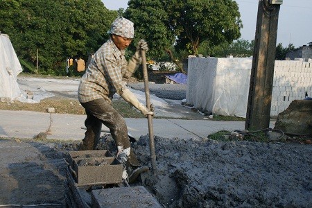 Xã hội - Thắp đèn dầu giữa lòng thành phố (Hình 2).