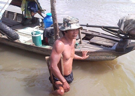 Pháp luật - Chuyên trục vớt ghe, tàu đắm trên dòng sông Ngã Bảy