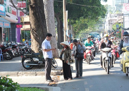 Xã hội - Hạnh phúc của đôi nghệ sĩ khiếm thị bán vé số (Hình 2).