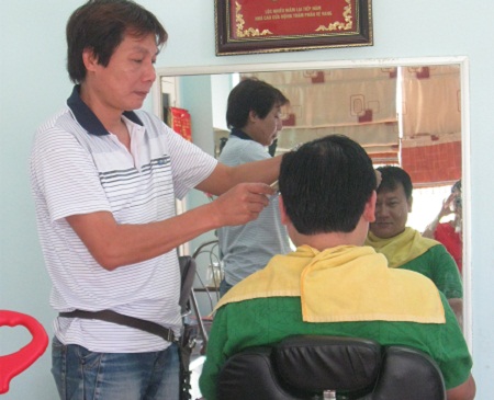 Sự kiện - Gặp 'cao thủ ' cuối cùng của 'hợp tác xã' cắt tóc Hà thành