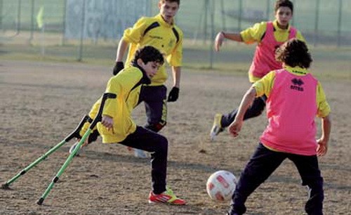 Bóng đá Quốc tế - Cậu bé cụt chân và ước mơ xúc động thế giới (Hình 3).