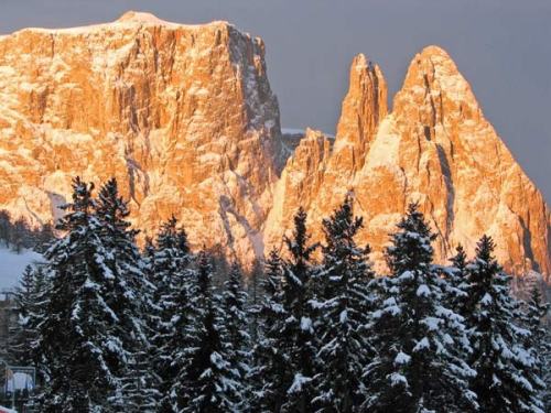 Xã hội - Hoàng hôn trên đỉnh núi tuyết Dolomites (Hình 2).