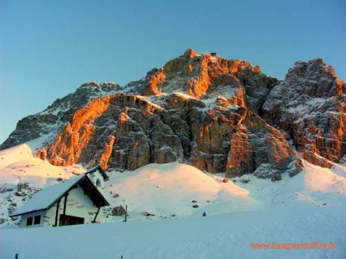 Xã hội - Hoàng hôn trên đỉnh núi tuyết Dolomites (Hình 3).