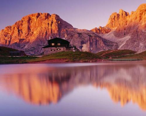 Xã hội - Hoàng hôn trên đỉnh núi tuyết Dolomites (Hình 4).